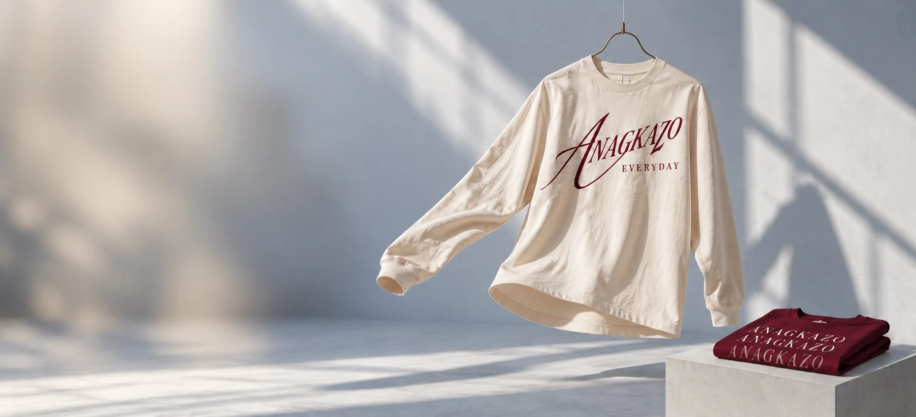 Pièce EVERYDAY ivoire et textile bordeaux dans un atelier lumineux